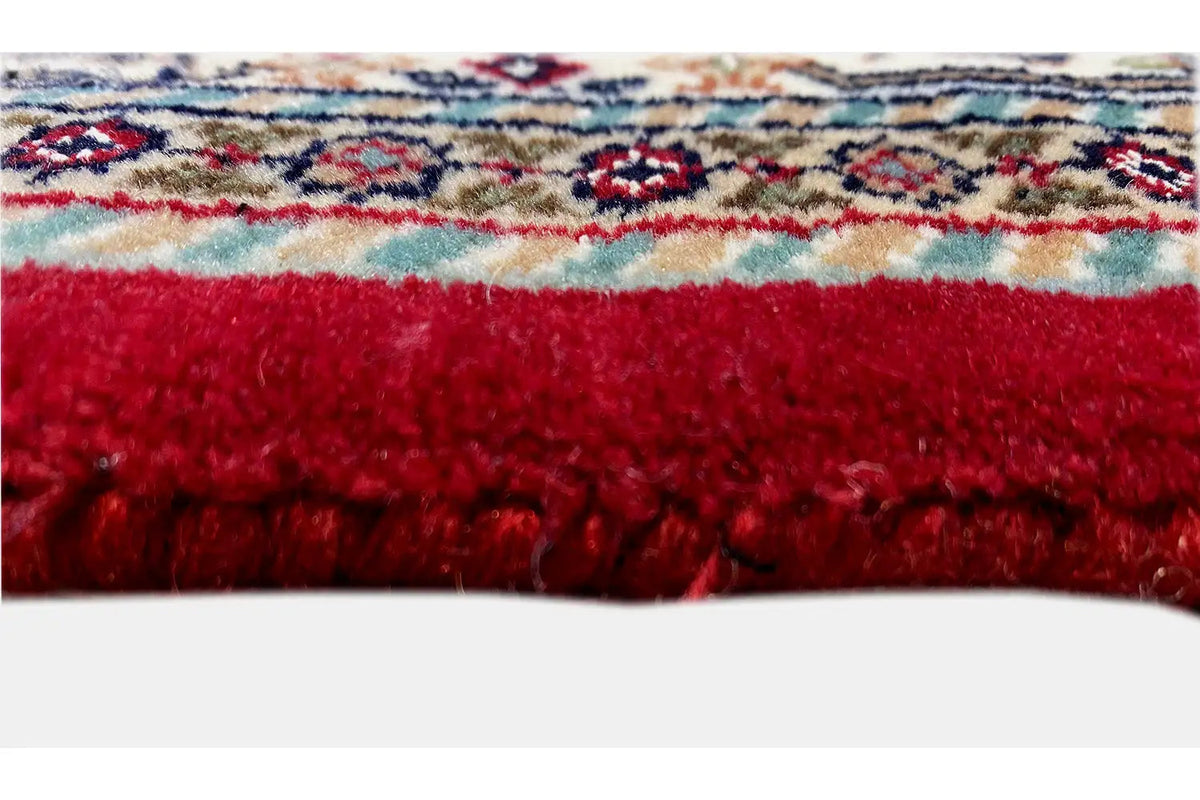 Bidjar rug (185x124 cm) - side view: short pile with a red stripe and patterned border