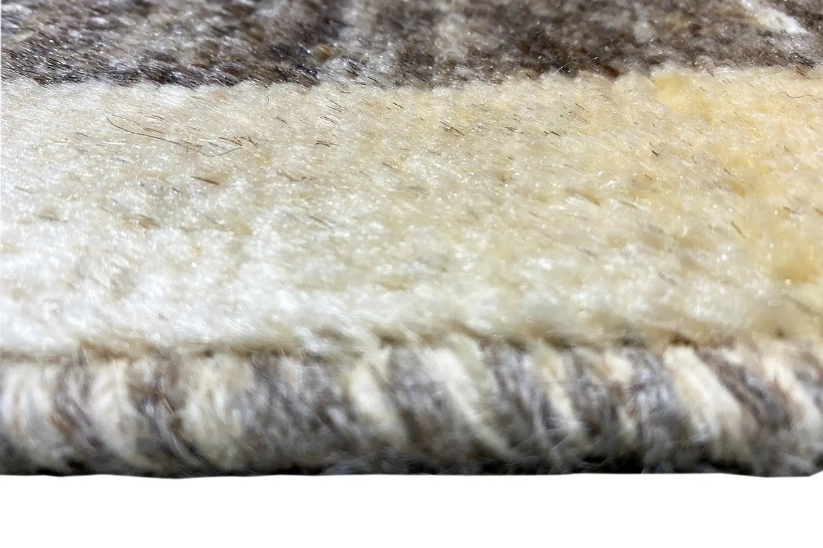 Gabbeh Lori rug 134x62 cm, close-up: soft pile with a beige-gray tassel border