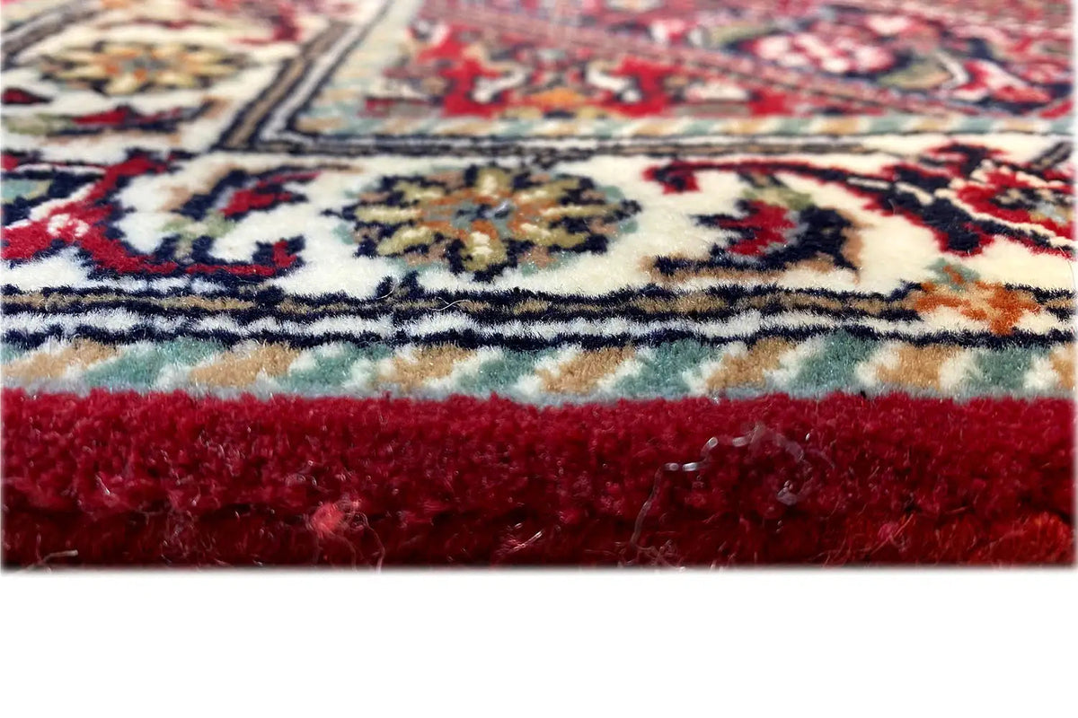 Bidjar rug 93x62 cm close-up: red border with long fringes and pile