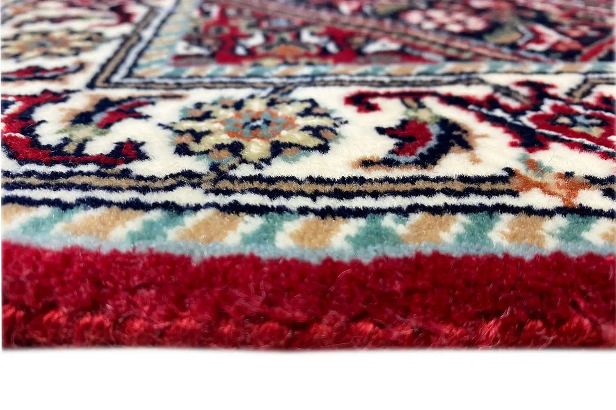Bidjar rug (93x61 cm) close-up of pile height and fringe finish, red