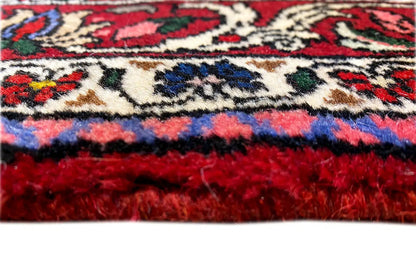 Close-up of the Bakhtiari rug (157x106 cm): lilac-red border and dense pile