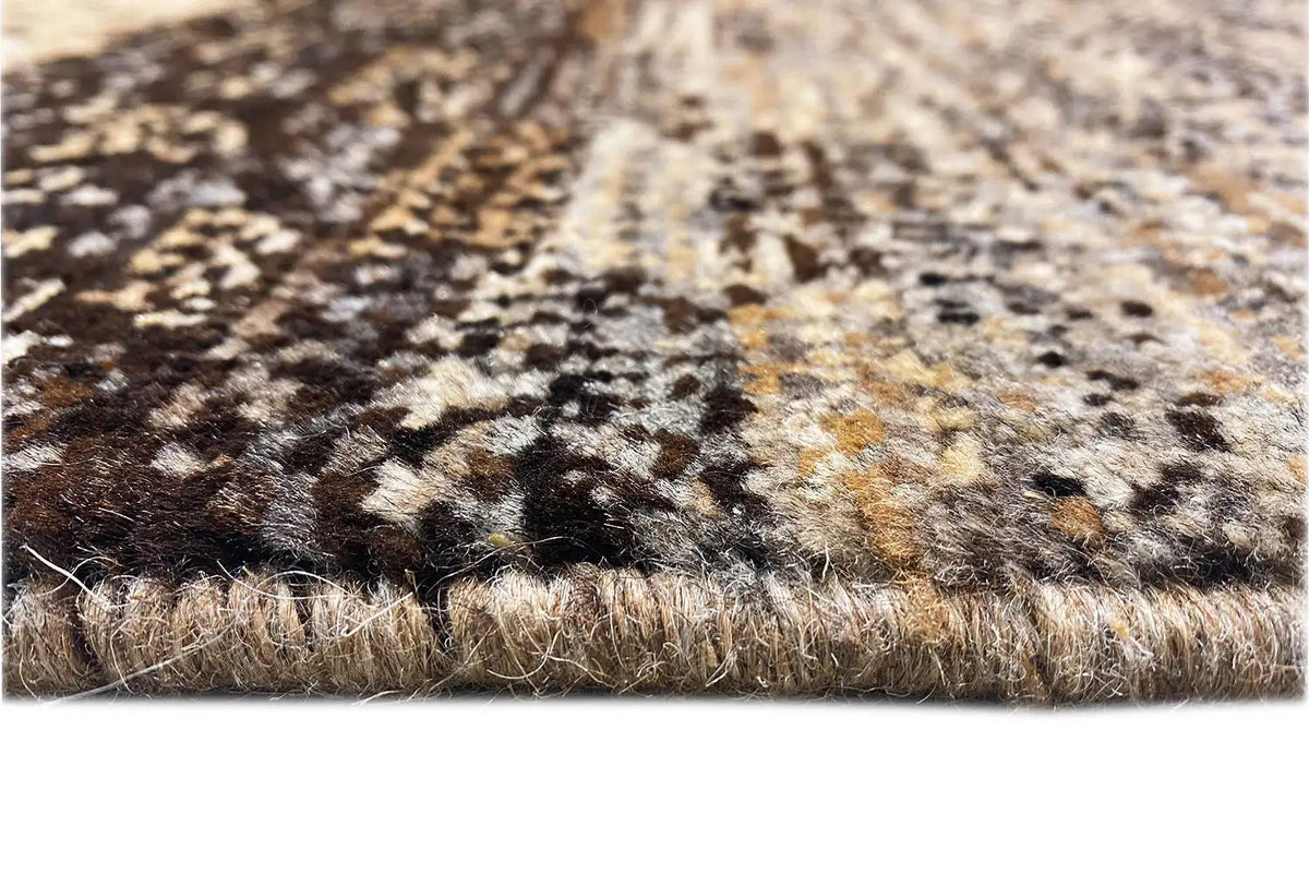 Gabbeh rug Lori: close-up, dark gray pile with a beige fringe edging around the border