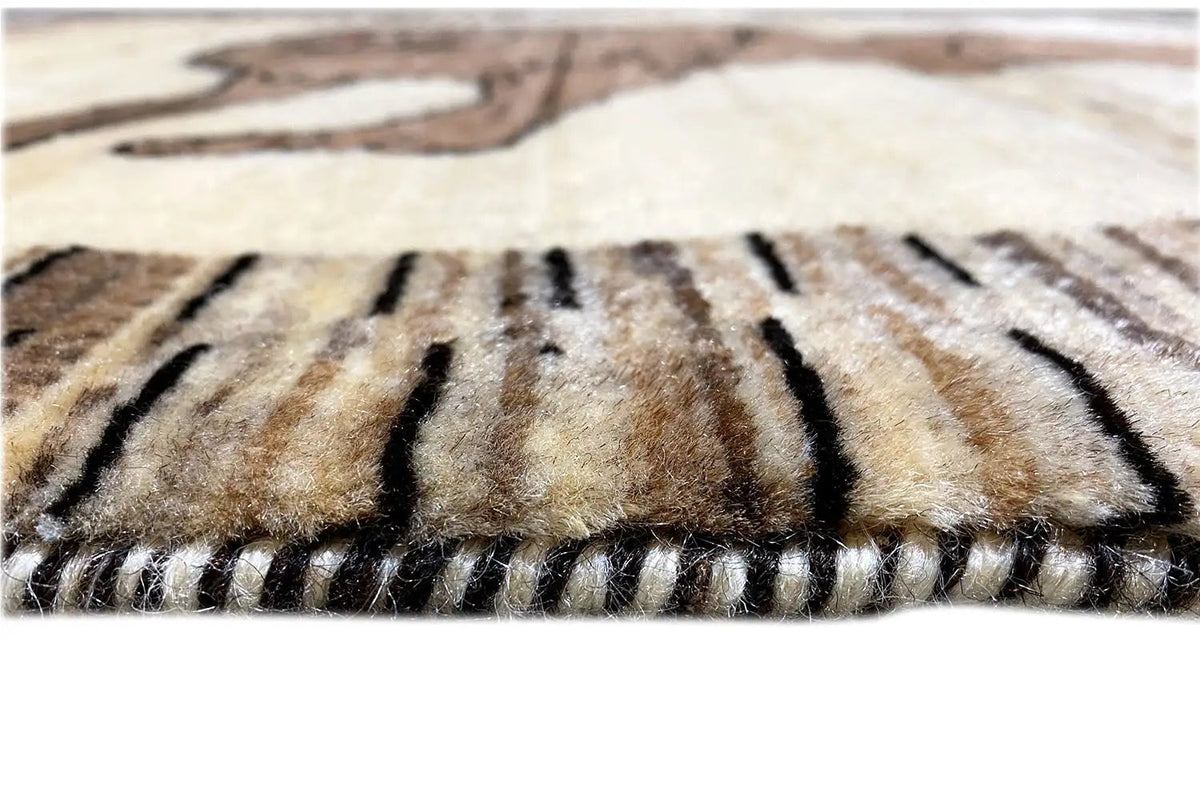 Gabbeh rug: fringes and patterned border in beige and brown, close-up view