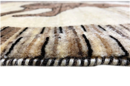 Gabbeh rug: fringes and patterned border in beige and brown, close-up view