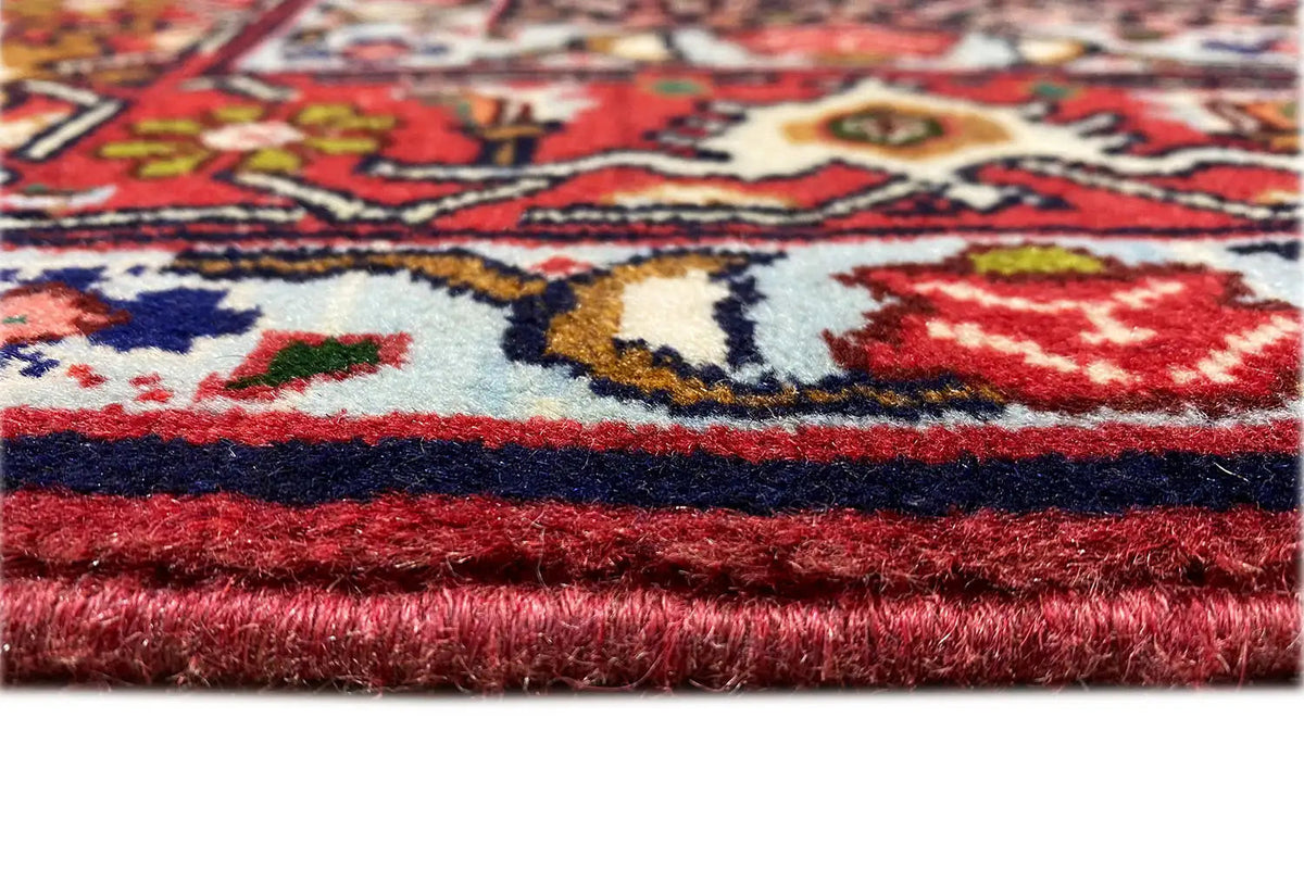 Carpet edge with short pile and multicolored woven pattern
