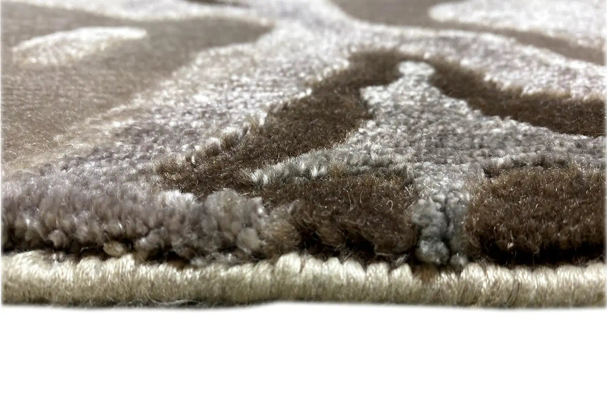 Designer rug 4966 close-up of pile height and edges, gray/beige with dark accents