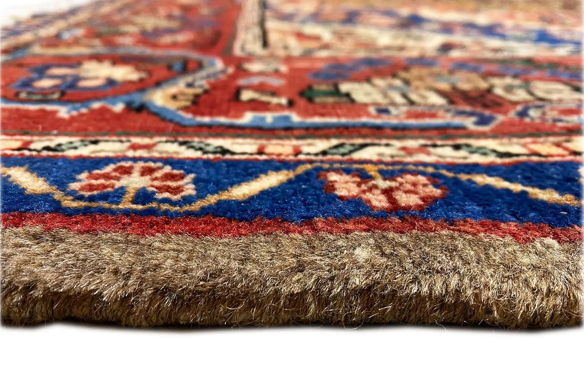 Hamadan rug: close-up of the pile edge with short fringes and a multicolored pattern