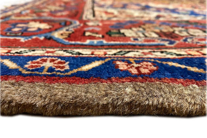 Hamadan rug: close-up of the pile edge with short fringes and a multicolored pattern