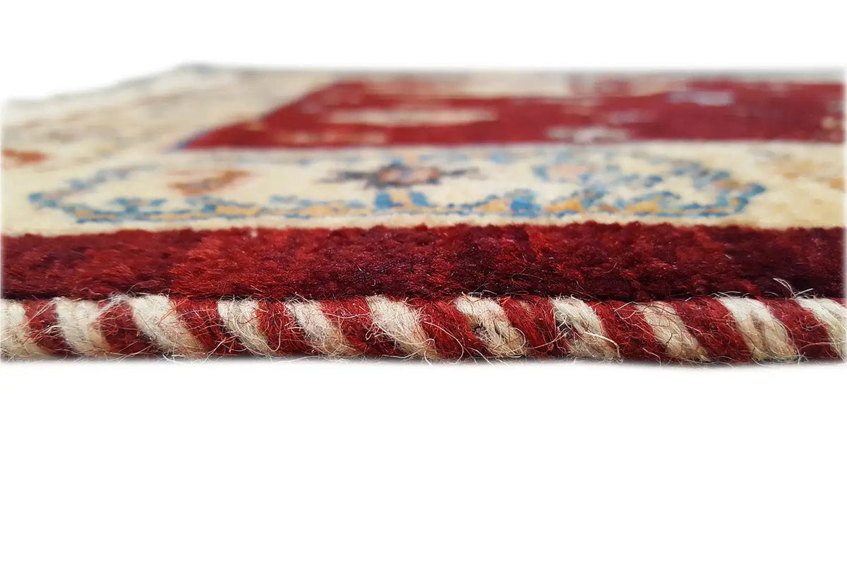 Edge finish with fringe on the Bordeaux-red rug
