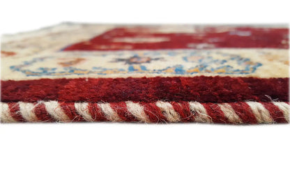 Edge finish with fringe on the Bordeaux-red rug
