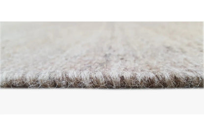 Qashqai kilim rug edge: close-up of the fringe and short fibers along the edge