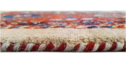 Qashqai exclusive rug: detail of the fringe along the edge, cream-colored pile