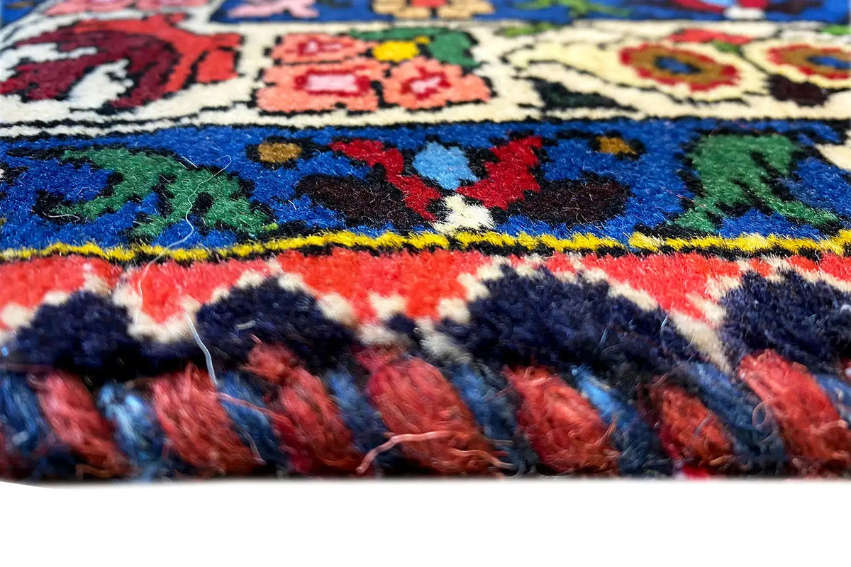 Bakhtiari rug (137x102 cm) with a colorful pattern and dense pile, colored border