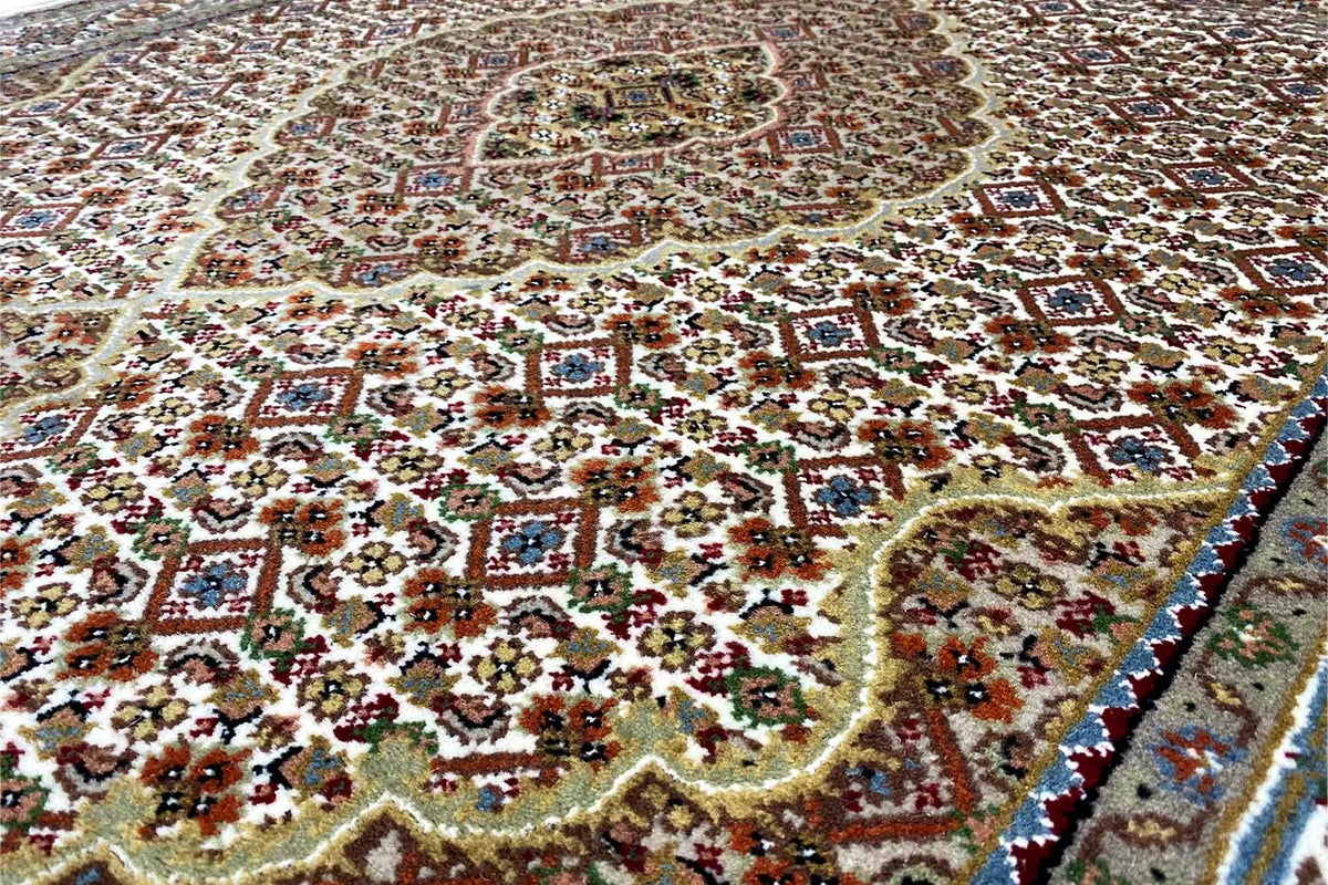 Indo Tabriz rug with medallion pattern, multicolored, close-up
