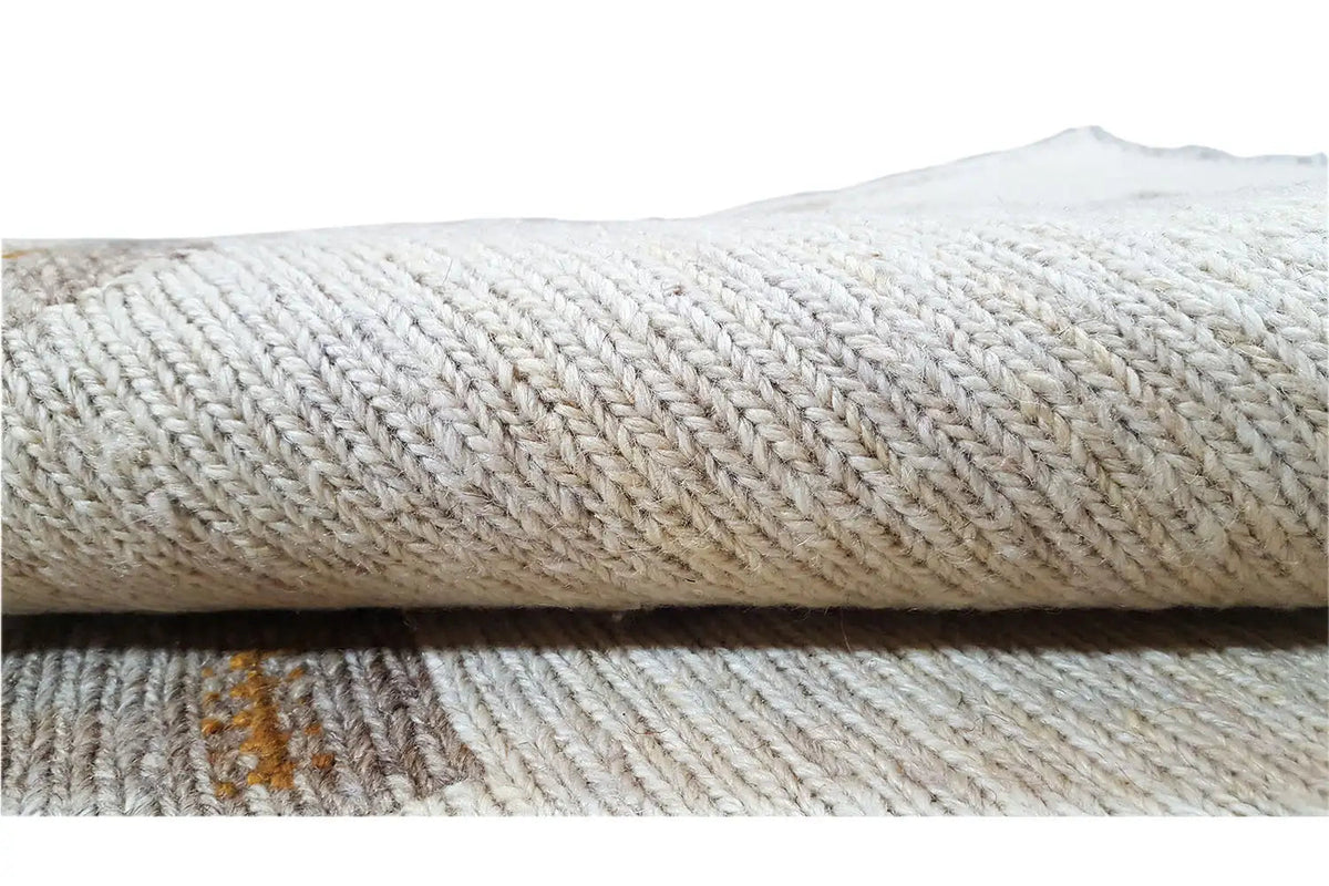 Close-up of the selvedge: striped kilim texture in beige at the end of the runner