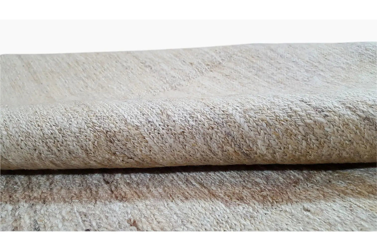 Kelim Qashqai rug: close-up of the woven texture and rug thickness at the edge