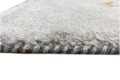 Carpet edge with light gray pile and short fringes