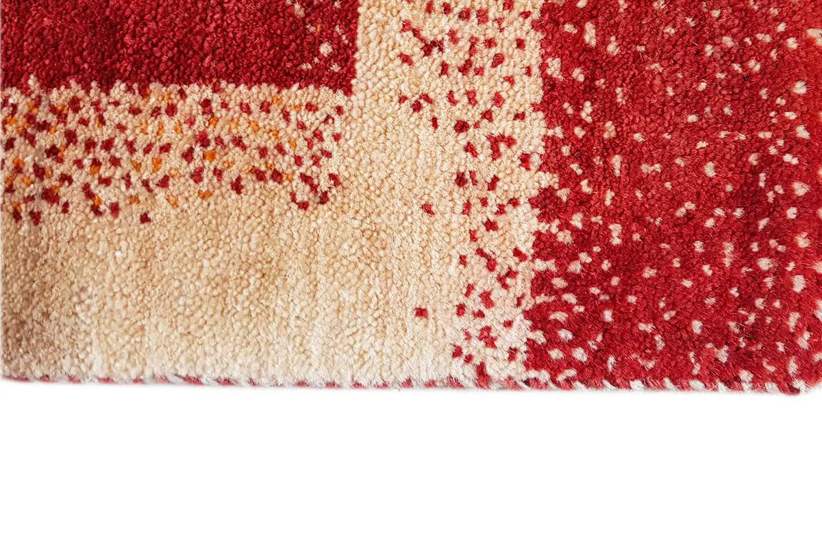Gabbeh rug (89x60 cm), detailed view of the pile, dotted texture in red and beige