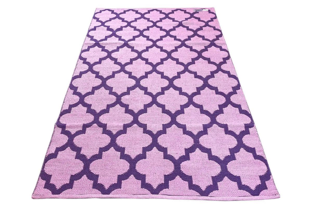 Kelim in a triangular design, purple background with light quarter quatrefoil and cross-shaped mosaic patterns