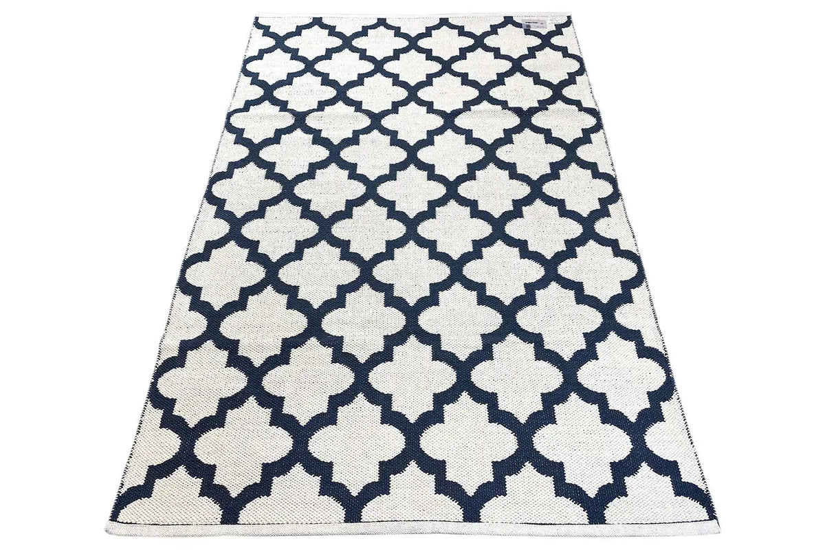 Kilim rug, triangular view: dark blue base pattern with a white cloverleaf pattern