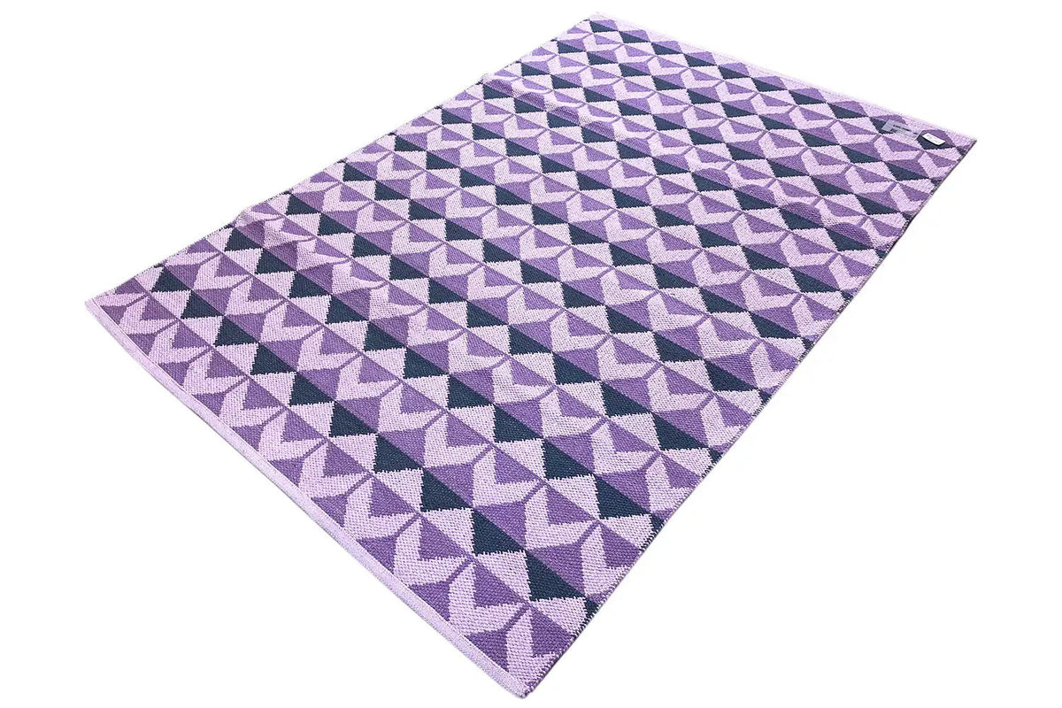 Modern kilim rug with a geometric triangle pattern in purple and light lilac