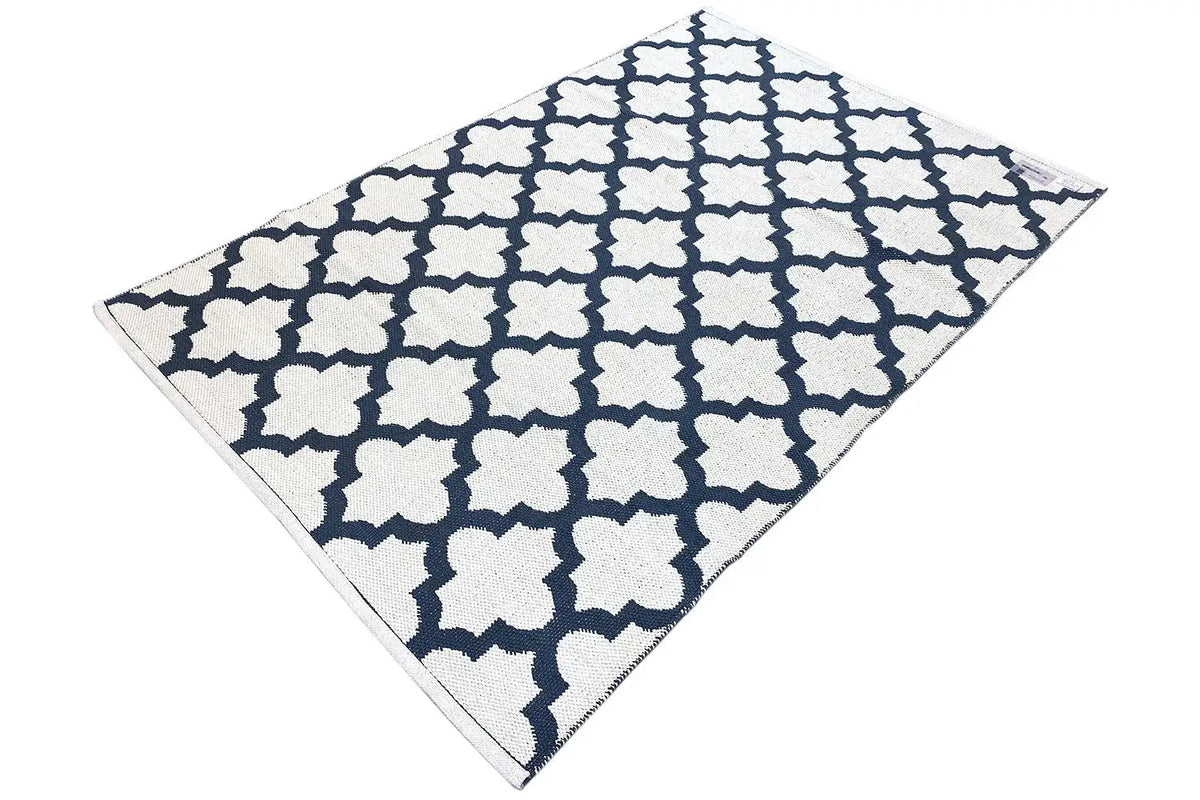 Modern kilim with a geometric quatrefoil pattern, dark blue and white, diamond-shaped
