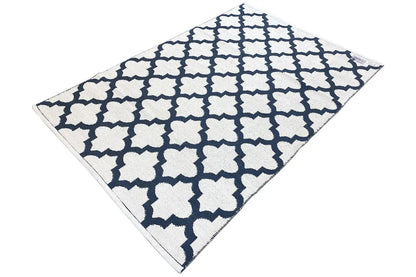 Modern kilim with a geometric quatrefoil pattern, dark blue and white, diamond-shaped