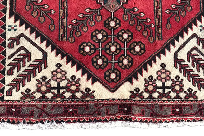 Hamadan runner close-up bottom: red pattern with a zigzag border and fringes