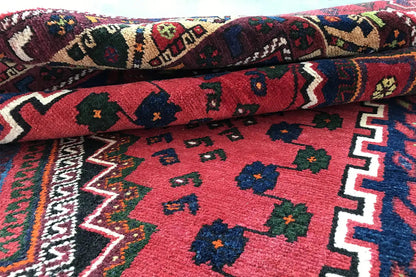 Rug with a wavy surface: red center, blue-red ornaments, and side border