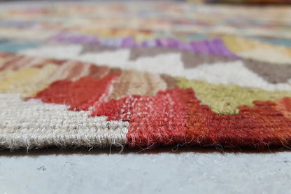 Afghan kilim: close-up of the selvedge with a red and beige gradient