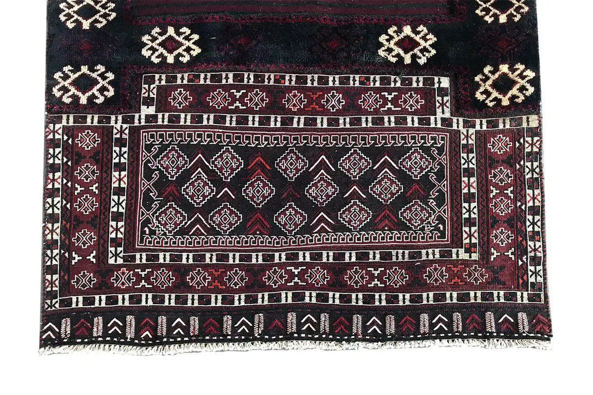 Bakhtiari kilim rug: wide border pattern with diamonds and small symbols in burgundy.