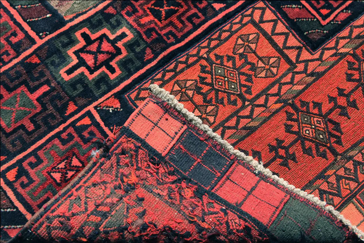 Close-up of a Bakhtiari kilim at the edge: fringes and geometric ornaments in red and dark green