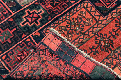 Close-up of a Bakhtiari kilim at the edge: fringes and geometric ornaments in red and dark green