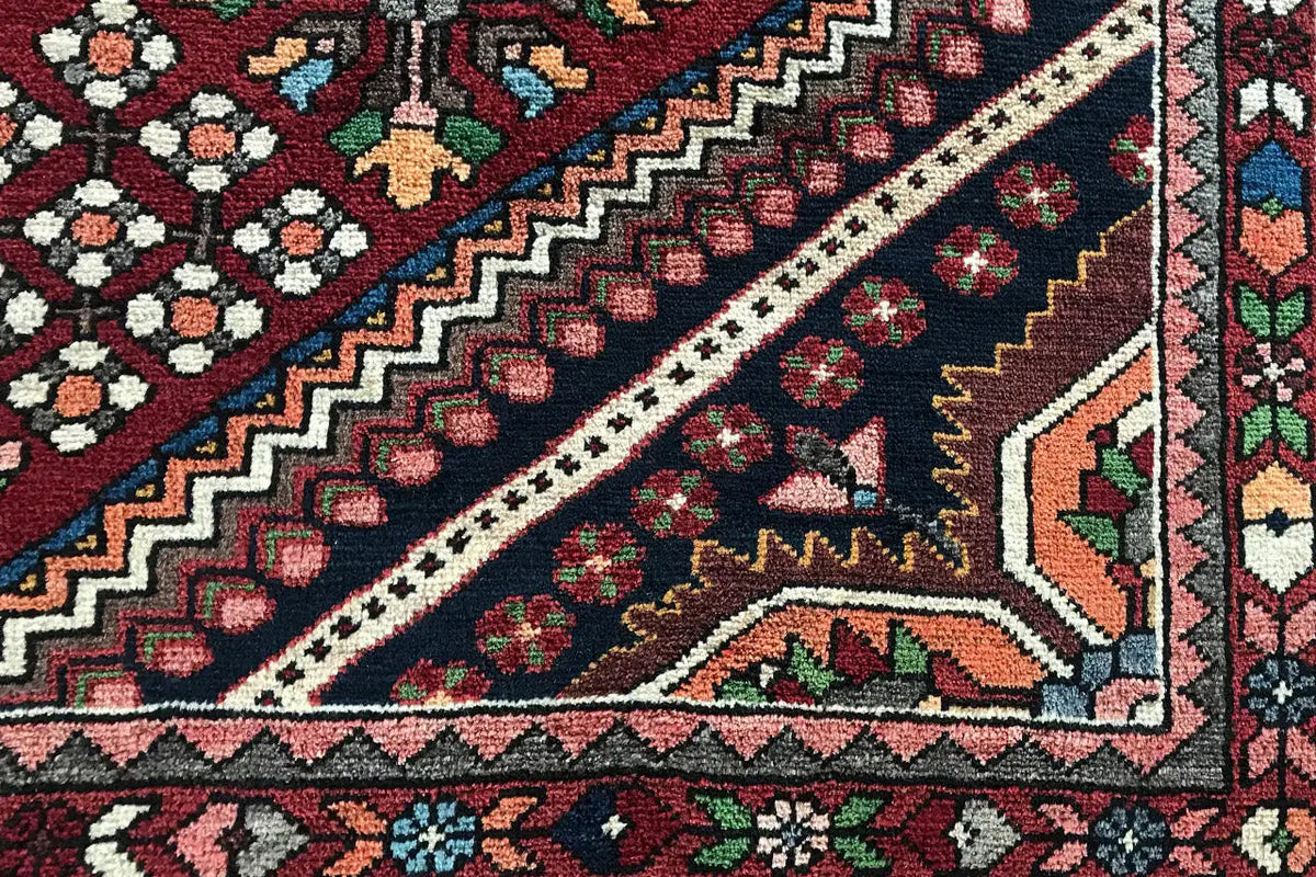 Rug border: zigzag trim with fine lines and multicolored floral motifs