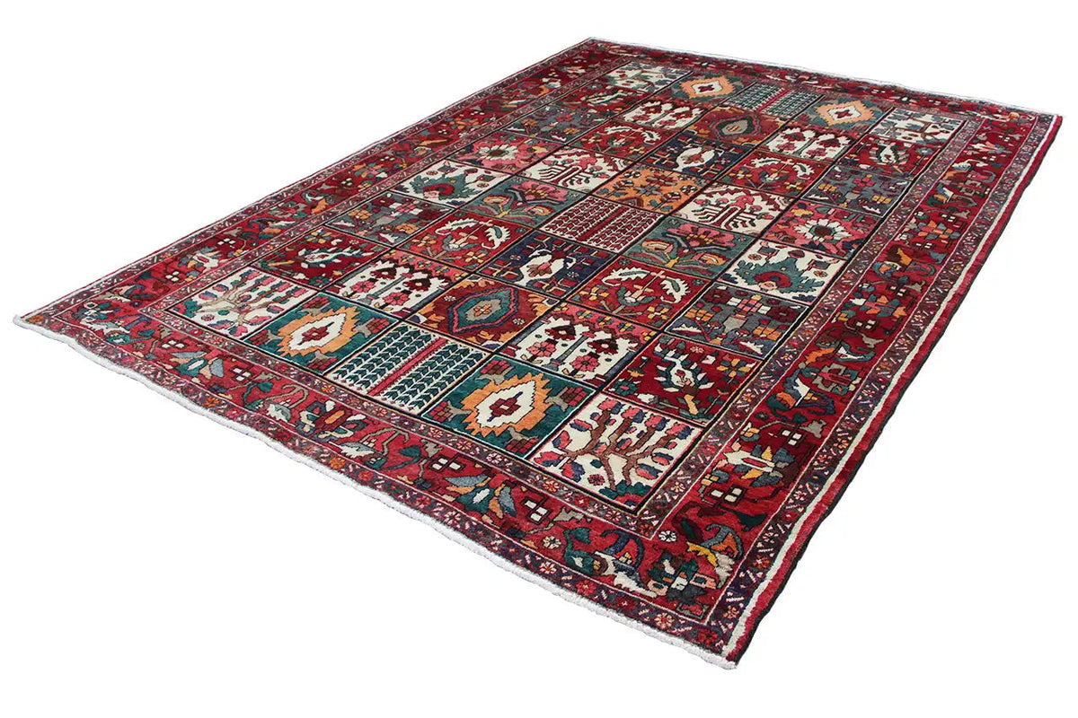 Oriental rug in Liegeblick style with a red background and geometric medallions, 315×220 cm