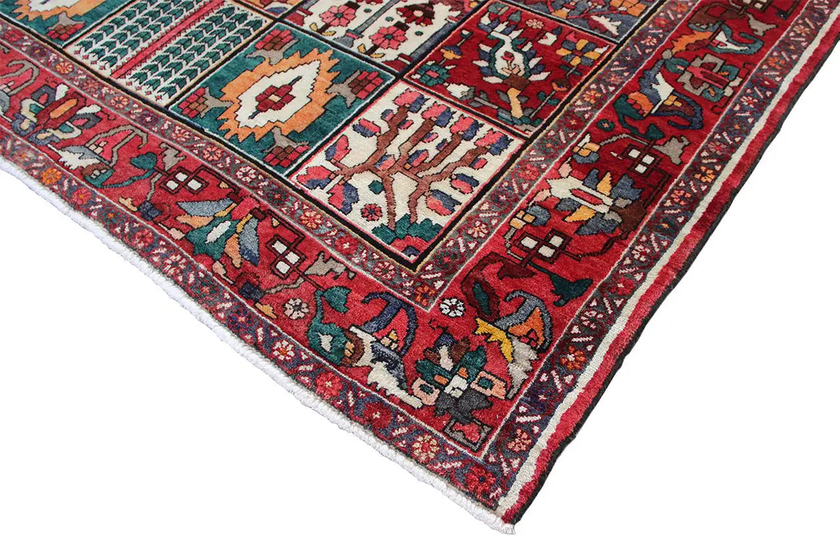 Oriental rug corner with colorful motifs and a bound edge, 315×220 cm