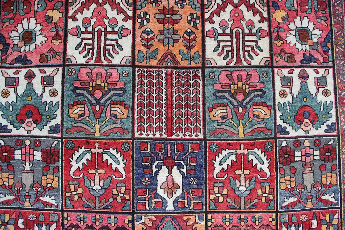 Oriental rug pattern with symmetrical medallions and botanical ornaments, 315×220 cm