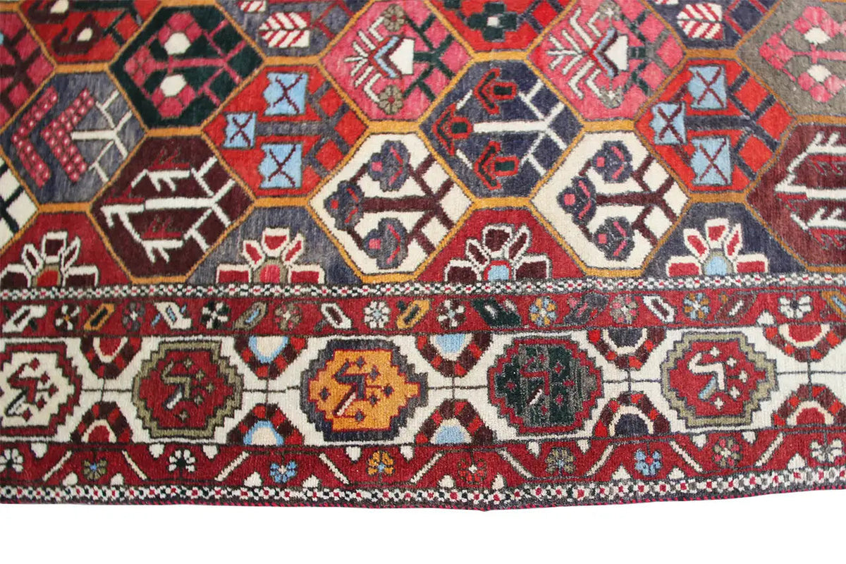 Bakhtiari rug (312x210 cm) lower border in detail, motifs in red, blue and cream