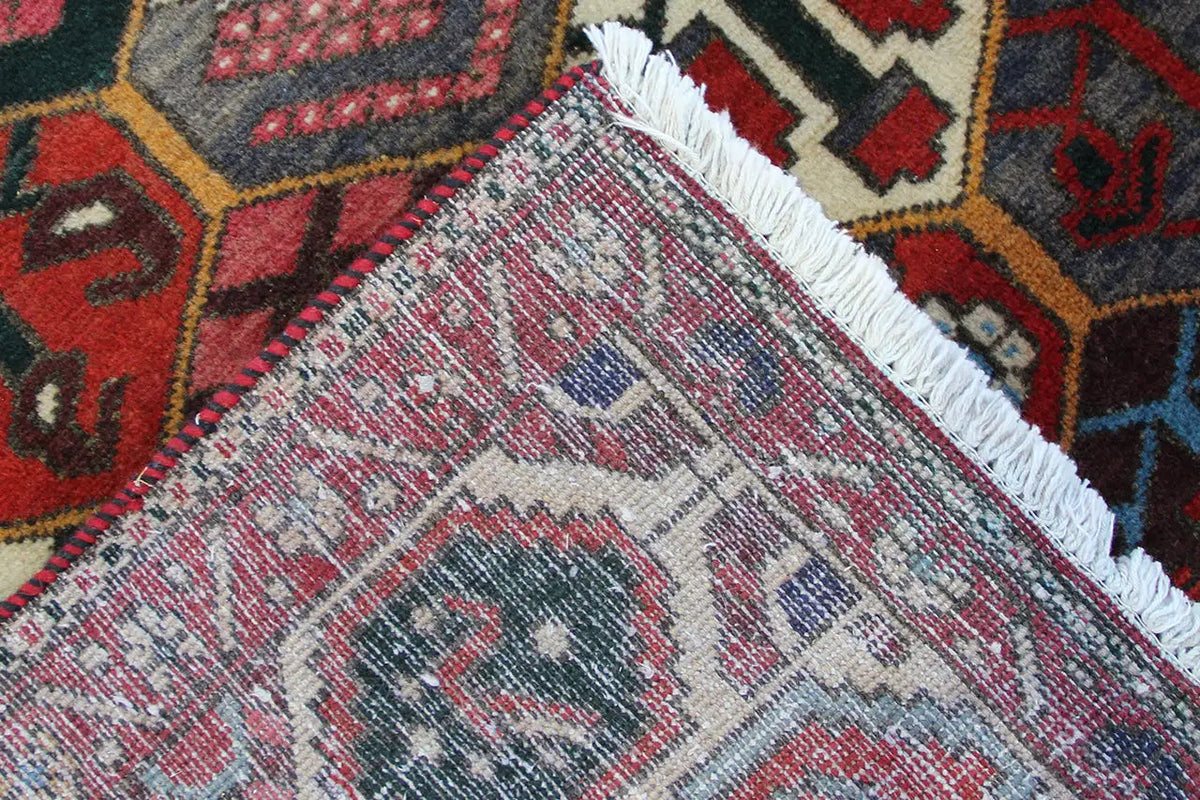 Bakhtiari rug (312x210 cm) edge with fringes, close-up of the fine weave pattern