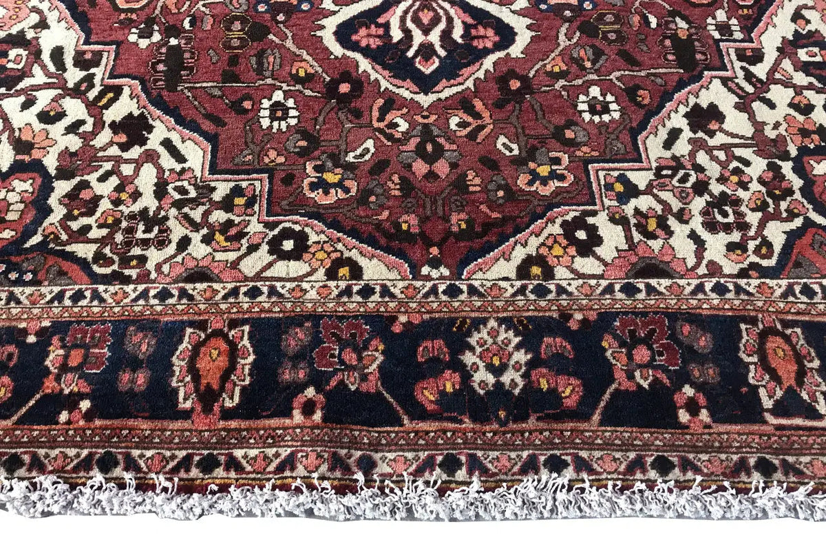 Bakhtiari carpet (306x207 cm), border with fringes, red ground, blue-and-white décor