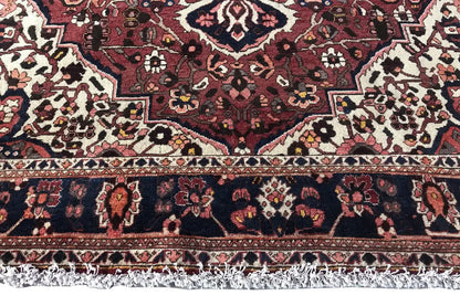 Bakhtiari carpet (306x207 cm), border with fringes, red ground, blue-and-white décor