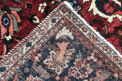 Bakhtiari rug (306x207 cm) close-up: geometric field, reddish blue, cream pattern