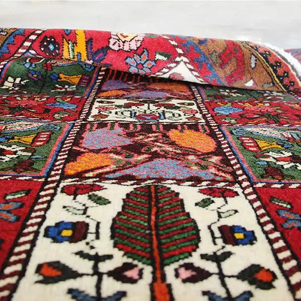 Bakhtiari rug with a multicolored pattern and central medallion, red-blue-green