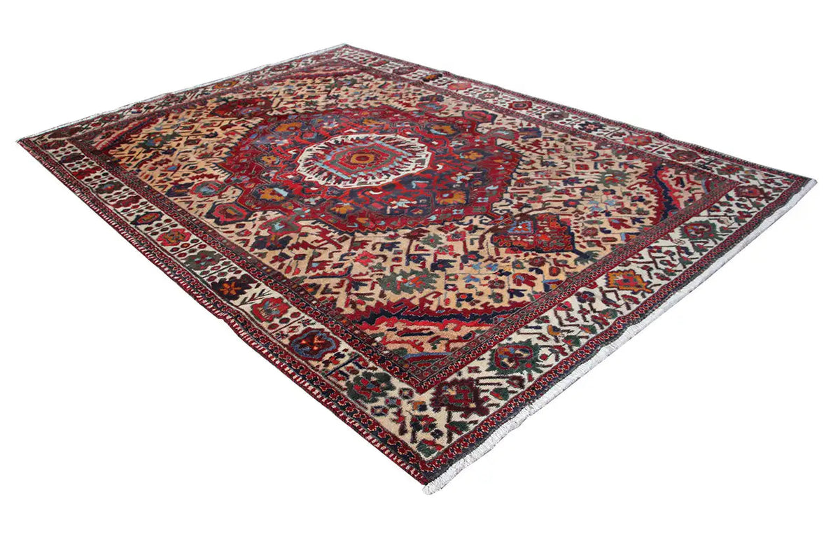 Bakhtiari rug 320x234 cm, central medallion with red and blue ornamentation