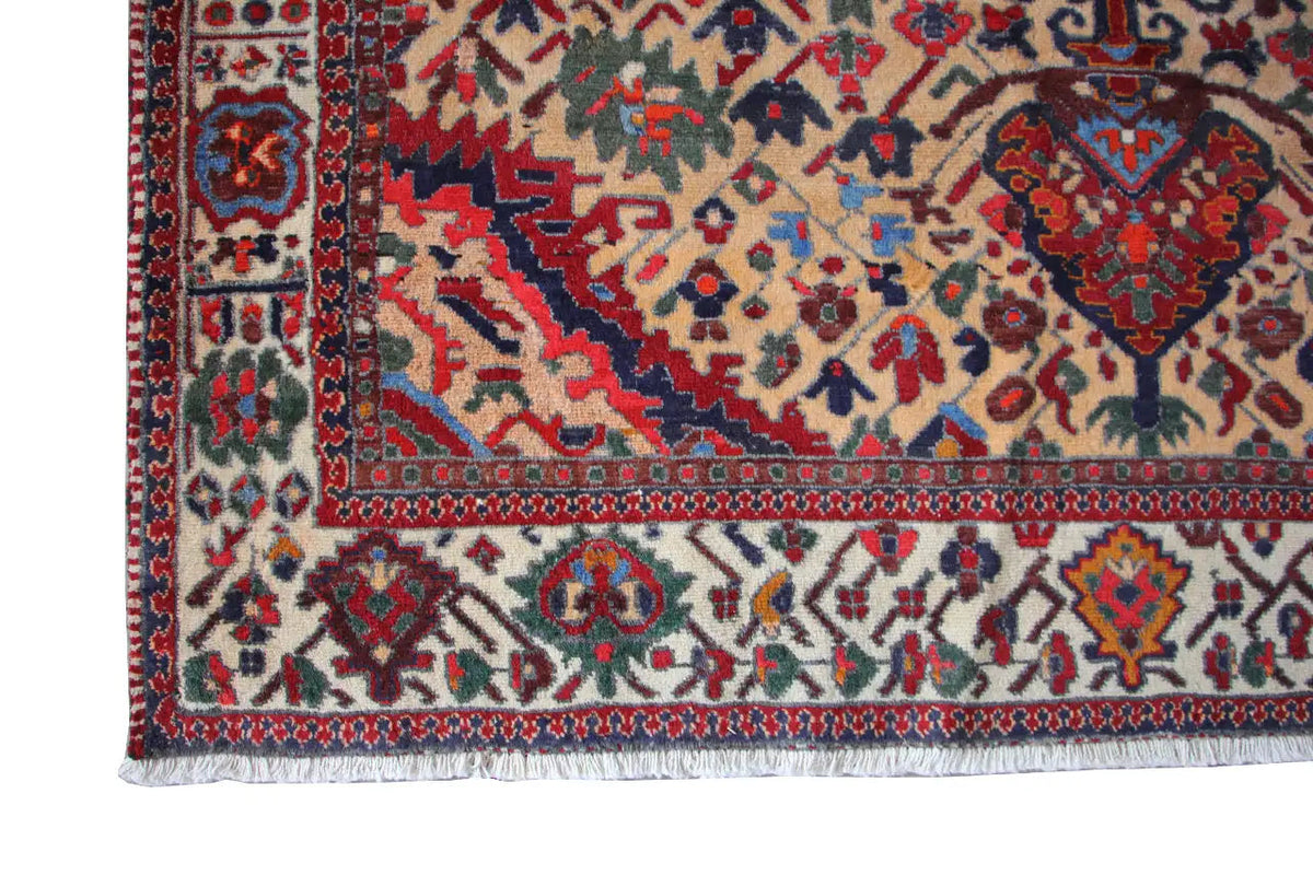 Carpet edge with a geometric decorative frieze and short fringe strip