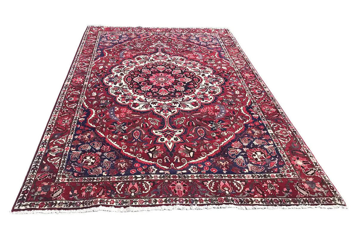 Bakhtiari rug 318x210 cm, red ornament with central medallion and border.