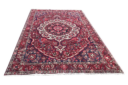 Bakhtiari rug 318x210 cm, red ornament with central medallion and border.
