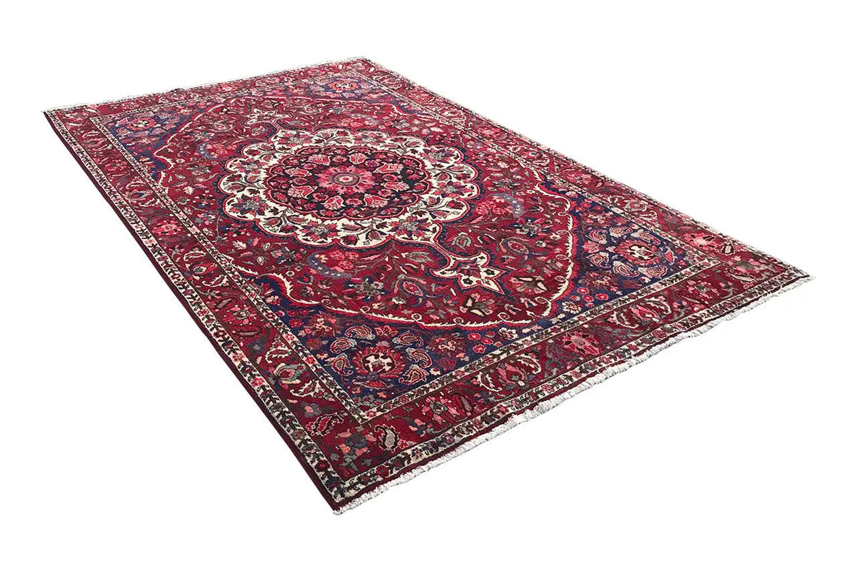 Bakhtiari rug 318x210 cm, red pattern with medallion and multicolored decorative border.