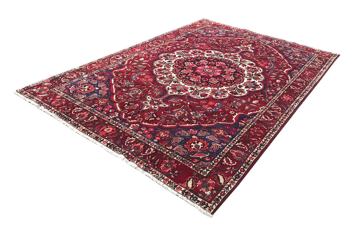 Bakhtiari rug 318x210 cm, red patterned field with medallion and decorative border.