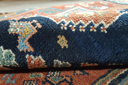 Qashqai rug 3809 close-up: dense pile with a blue-red ornamental pattern in multiple colors